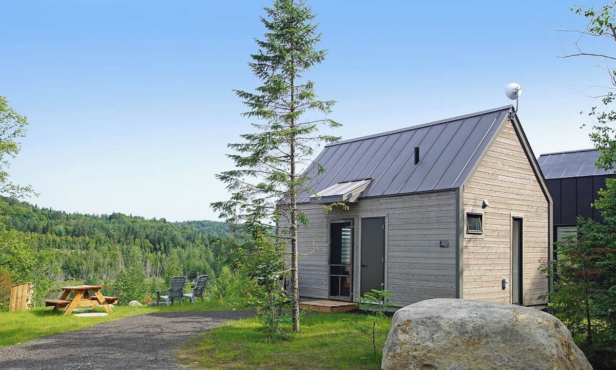 Sainte-Marguerite-du-Lac-Masson Ski Chalet | Scandinavian mini chalet