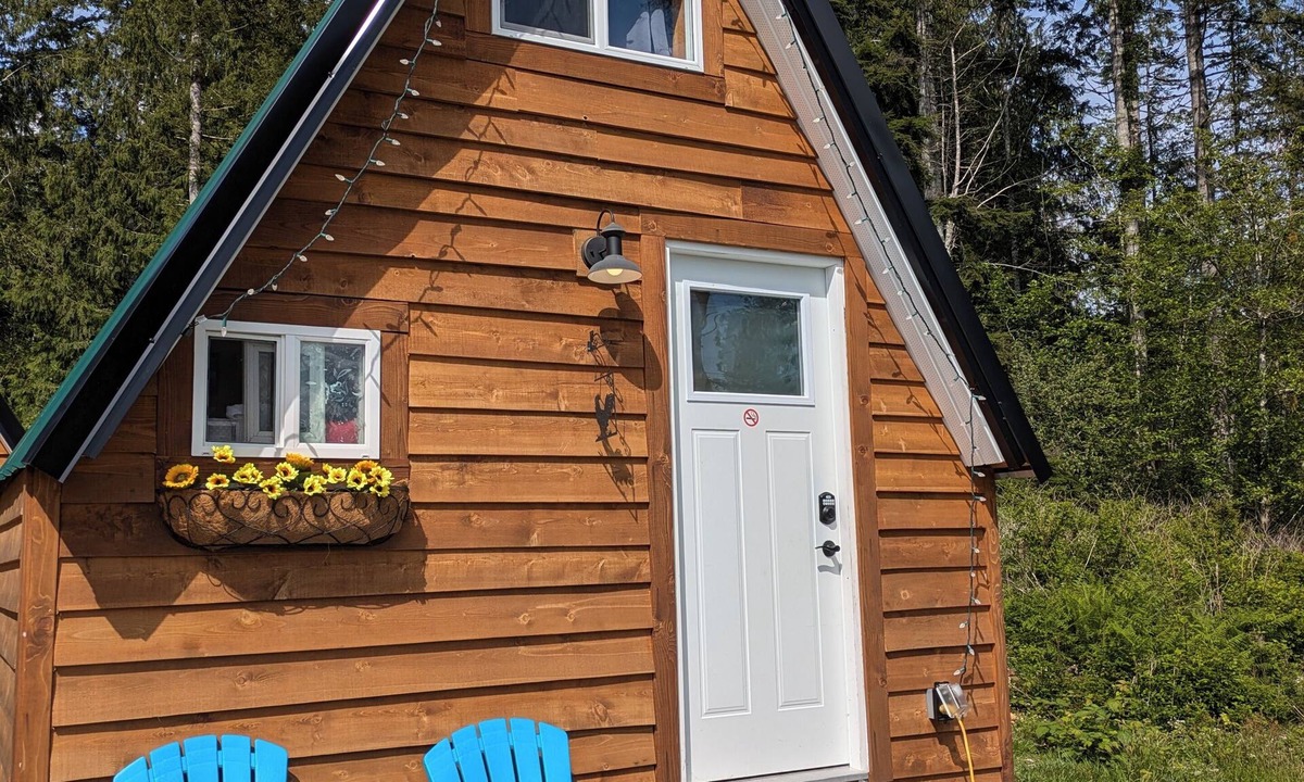 Brew Bay House | Cabin on Homestead w/Hot Tub & animals