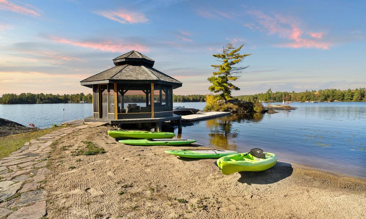 Gravenhurst Cottage | CAMP KAHSHE | Luxury Beachfront Muskoka Cottage Rental