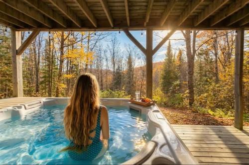 Val-des-Lacs Ski Chalet | Carriole - Private Hot Tub - Nature and Hiking
