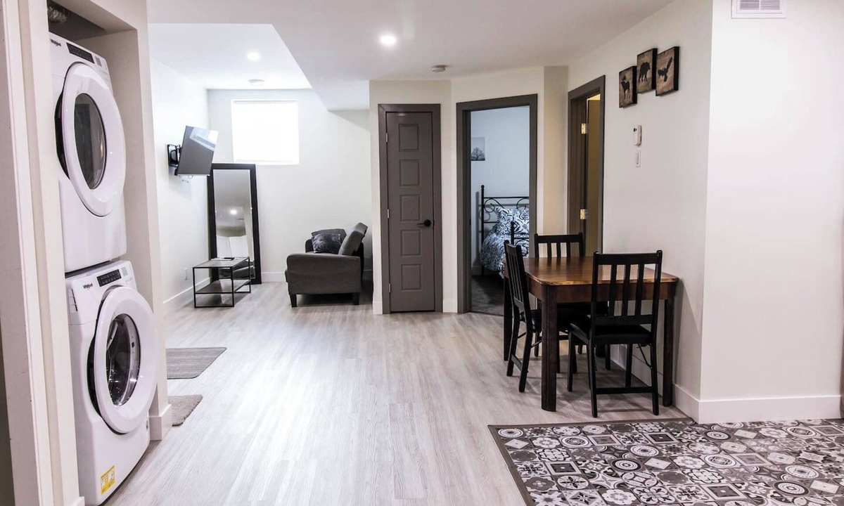 Saskatoon Downtown Apartment | Casa Caswell *Modern Basement Suite (Mins To DT)