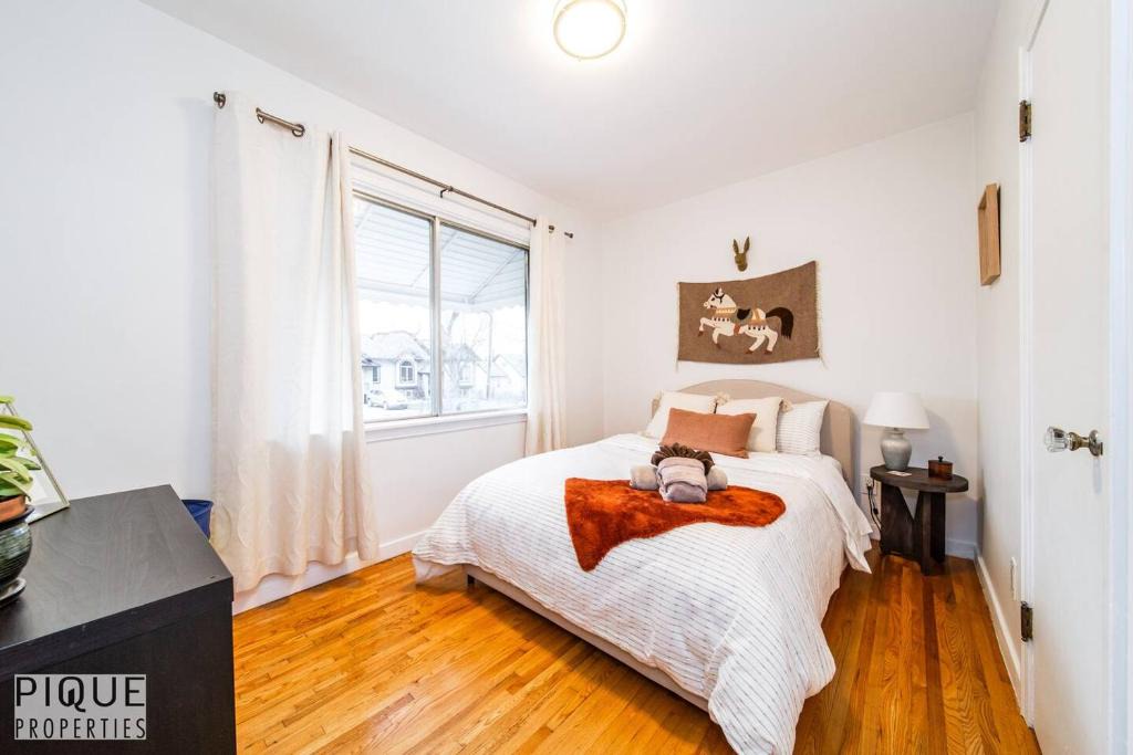 Southwest Edmonton Apartment | Casa LeBlanc - Latin Vibes - Sleep 4 - Netflix - Long Term