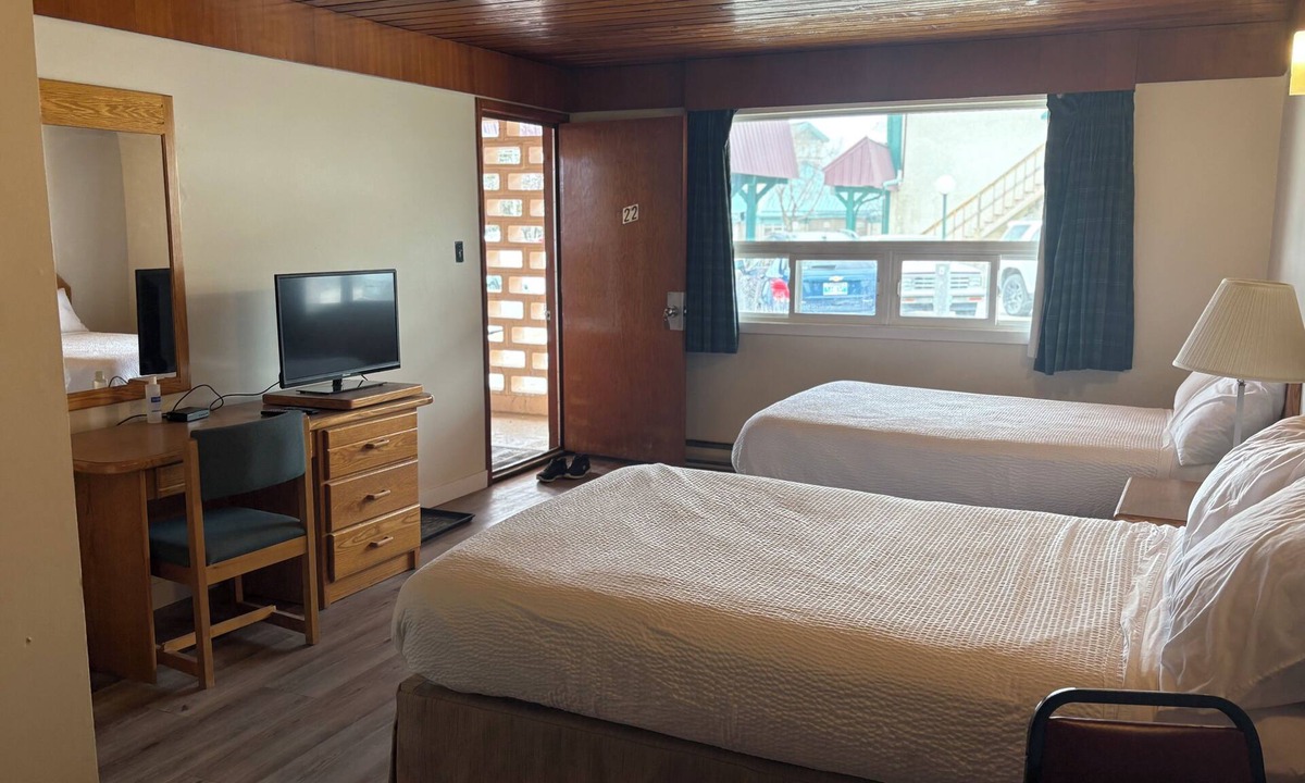 Lac du Bonnet Hotel | Casey's Inn