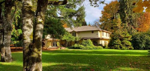 Port Alberni Bed & Breakfast | Cedar Wood Lodge Bed & Breakfast Inn