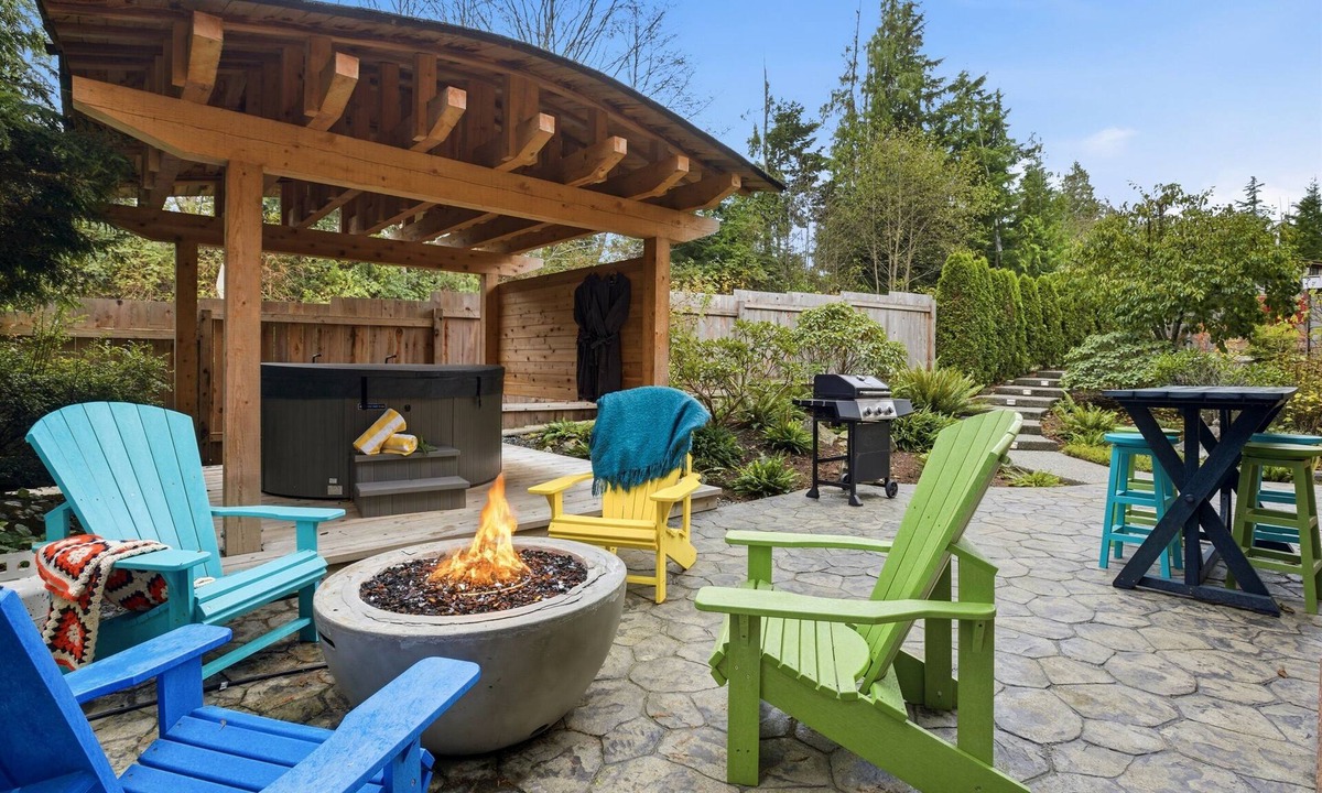 Tofino House | Cedarlight House- New, Hot Tub, Firepit, OD shower