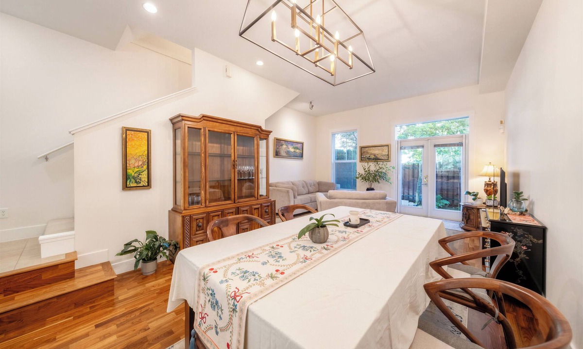 Oakridge House | Central 3BR Townhouse Near Oakridge & SkyTrain to Airport & BC Place