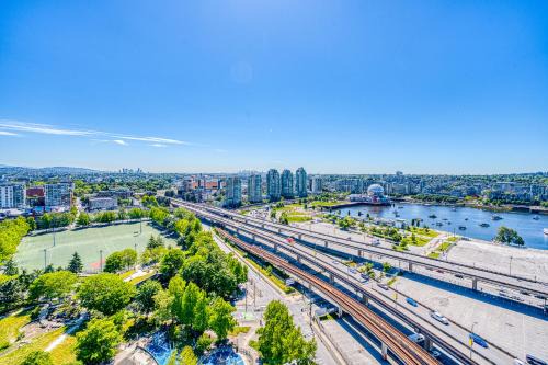 Crosstown Apartment | Central City Location, Bay View, One Free Parking