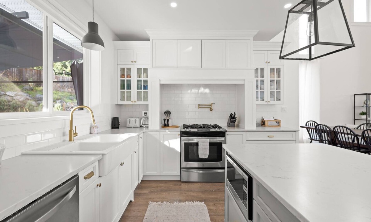 Saanichton House | Central Saanich, Modern Spacious Home! Hot Tub. Private.