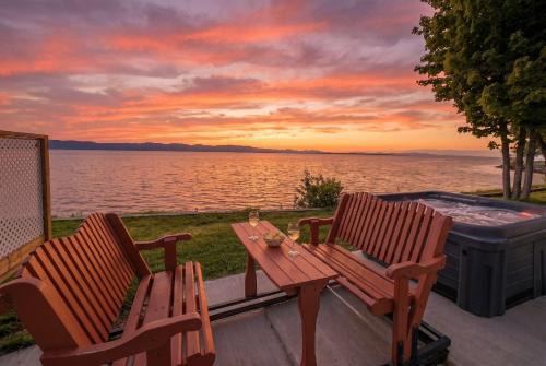 Cap-Saint-Ignace Ski Chalet | Chalet #8 Waterfront with Spa, Fireplace, Wifi and AC