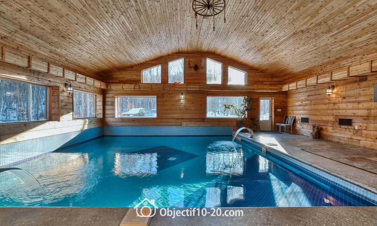 Wentworth-Nord Ski Chalet | CHALET BEAVERS POND INSIDE POOL