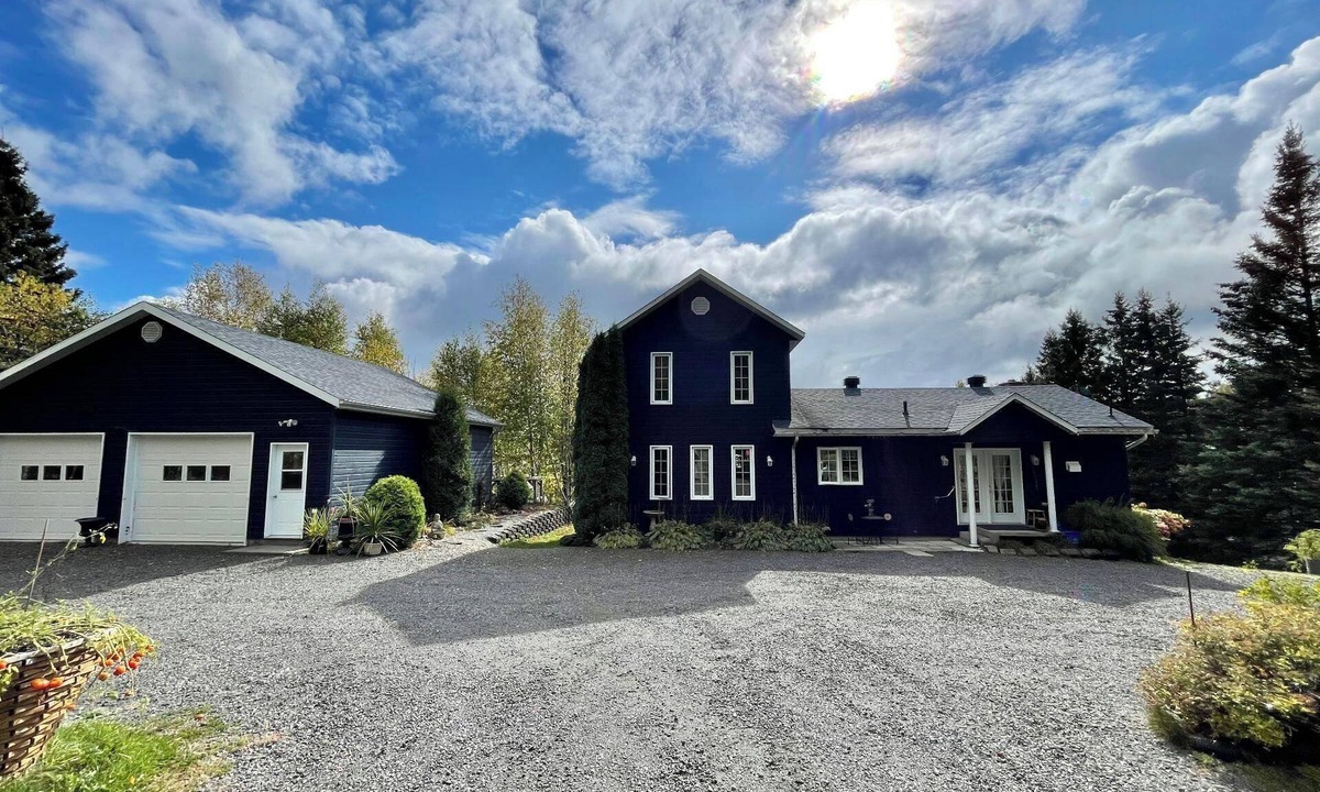 Lac-Saint-Jean-Est Regional County Municipality Ski Chalet | Chalet Bleu by the lake. Ideal for getting together with family and friends.