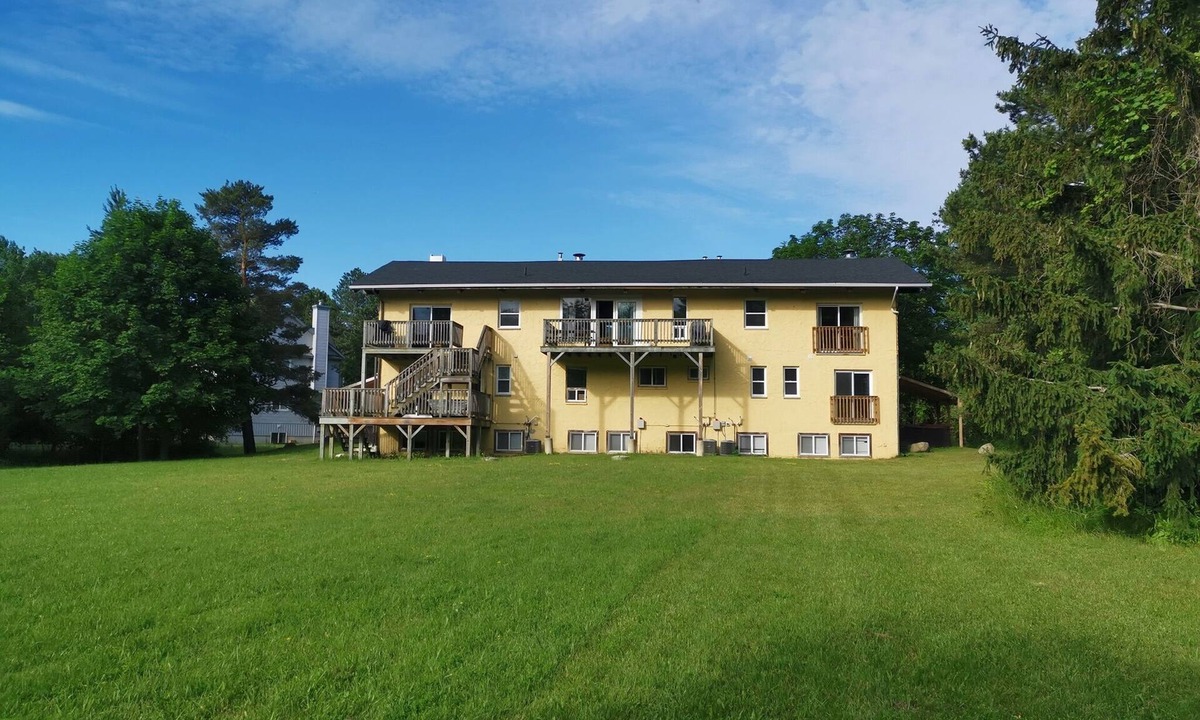 The Blue Mountains Ski Chalet | Chalet Blue - “Deer & Bear” (2 chalets, 10 bedrooms, sleeps 24)