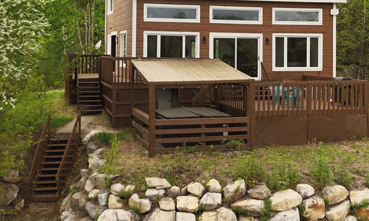 Chertsey Ski Chalet | Chalet De Papa (Hot Tub & Perfect Ski Cottage)