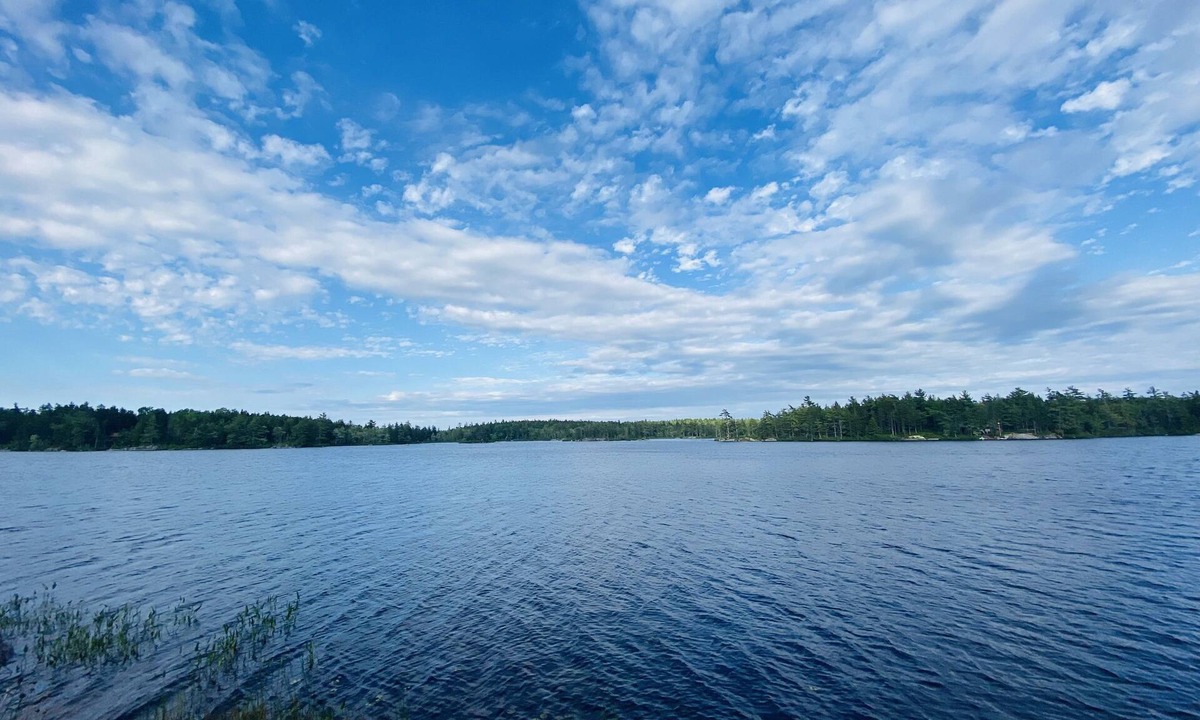 Newport Landing Cottage | Chalet Drive - Lakefront Cottage