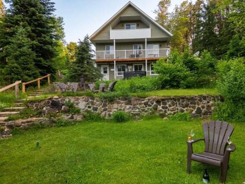 Saint-Alexis-des-Monts Ski Chalet | Chalet du Loup - Spa & Game room