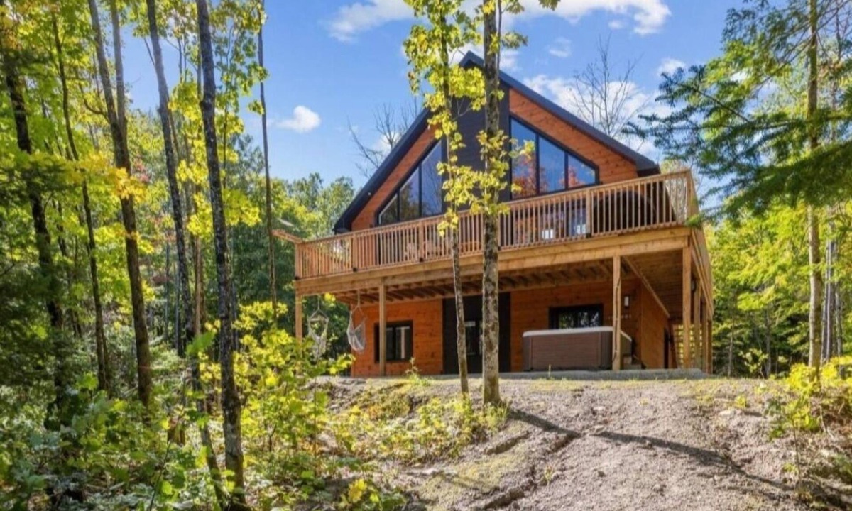 Mauricie Ski Chalet | Chalet in the heart of nature Waterfront and SPA (10 people)
