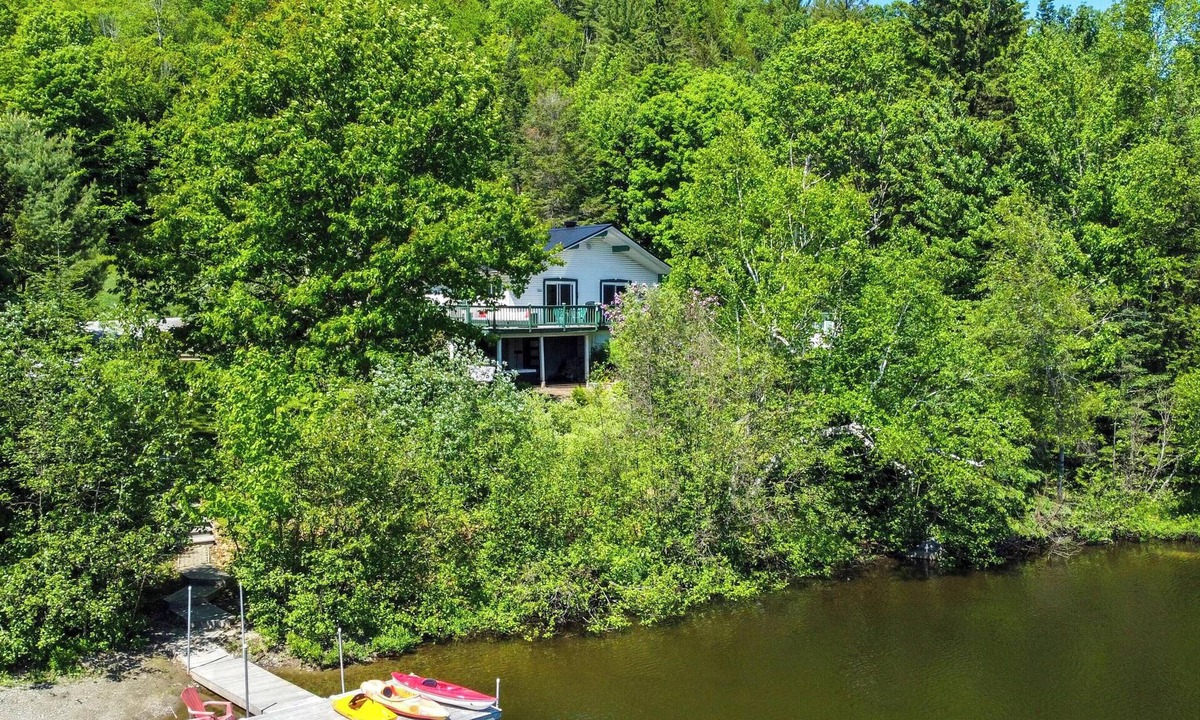 Chertsey Ski Chalet | Chalet Le Ellie | 4SeasonSpa | BBQ | Lakeside & Kayaks