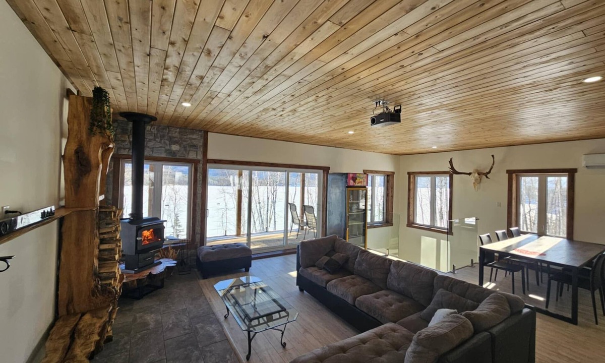 Lamarche House | Chalet Maikan - Intimate retreat with 3-season spa, private beach and nature escape