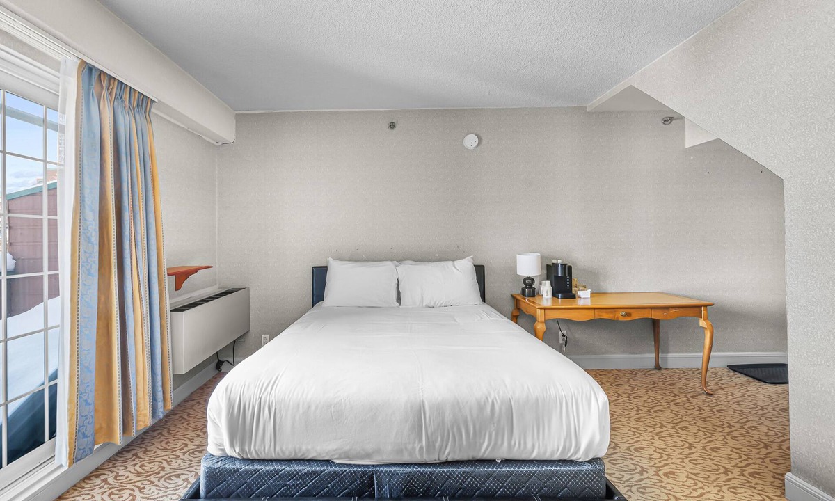 Saint-Sauveur Hotel | Chambre Lit Queen avec balcon 01