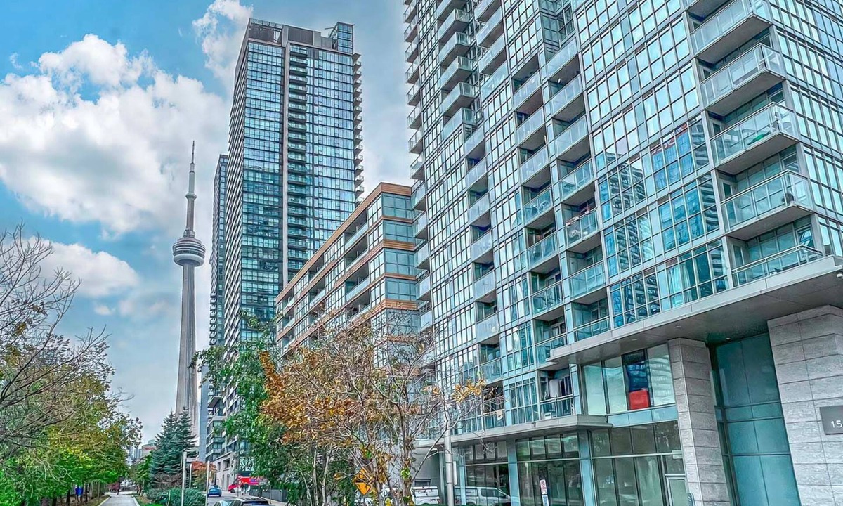 Wellington Place Apartment | Charming 2-bedroom apartment with WiFi, AC near CN tower