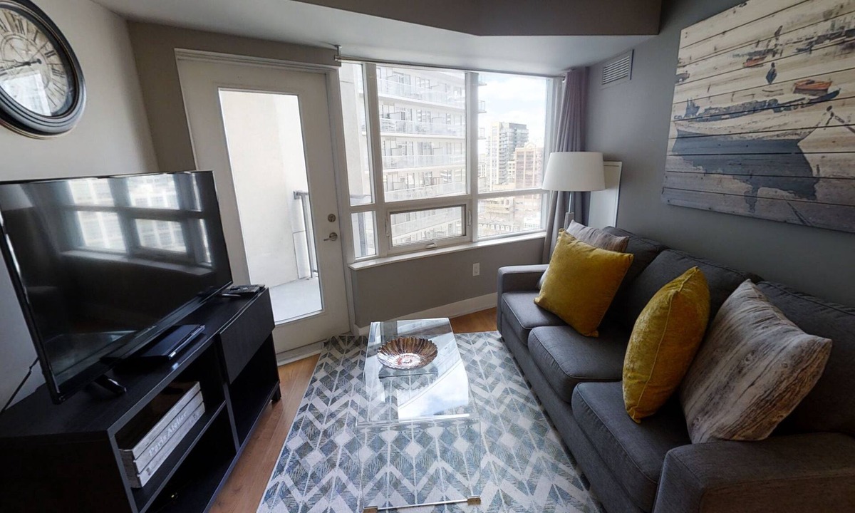 Toronto Entertainment District Apartment | Charming 2-BR Condo in DR Toronto