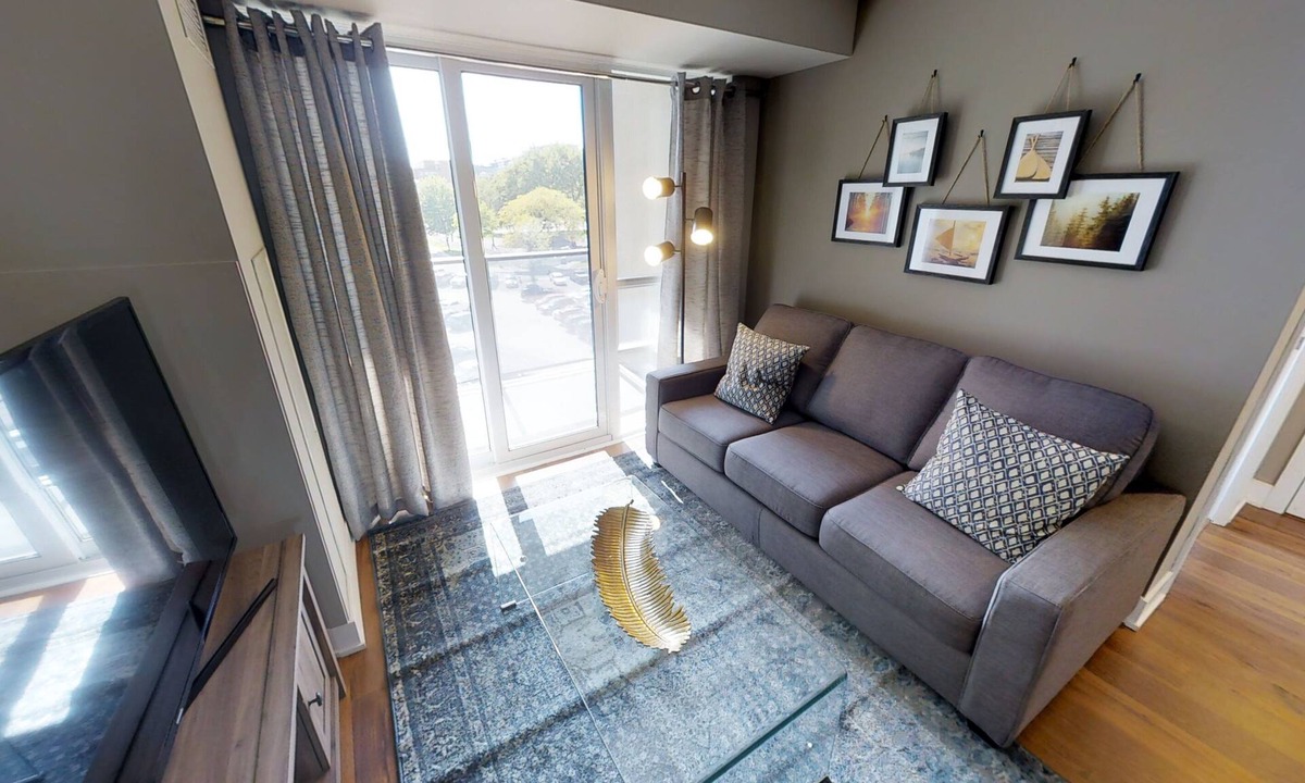 Toronto Entertainment District Apartment | Charming 3-BR Condo in DR Toronto