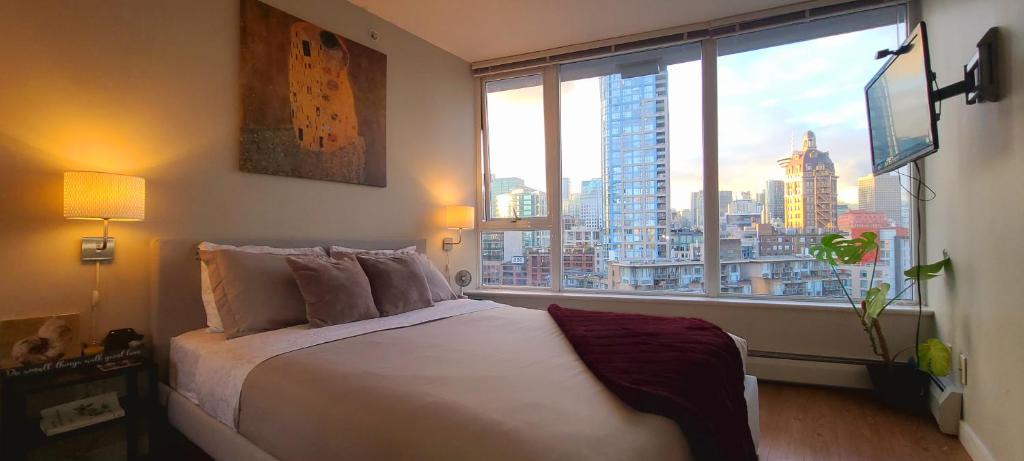 Crosstown Apartment | Charming Abode Downtown Vancouver