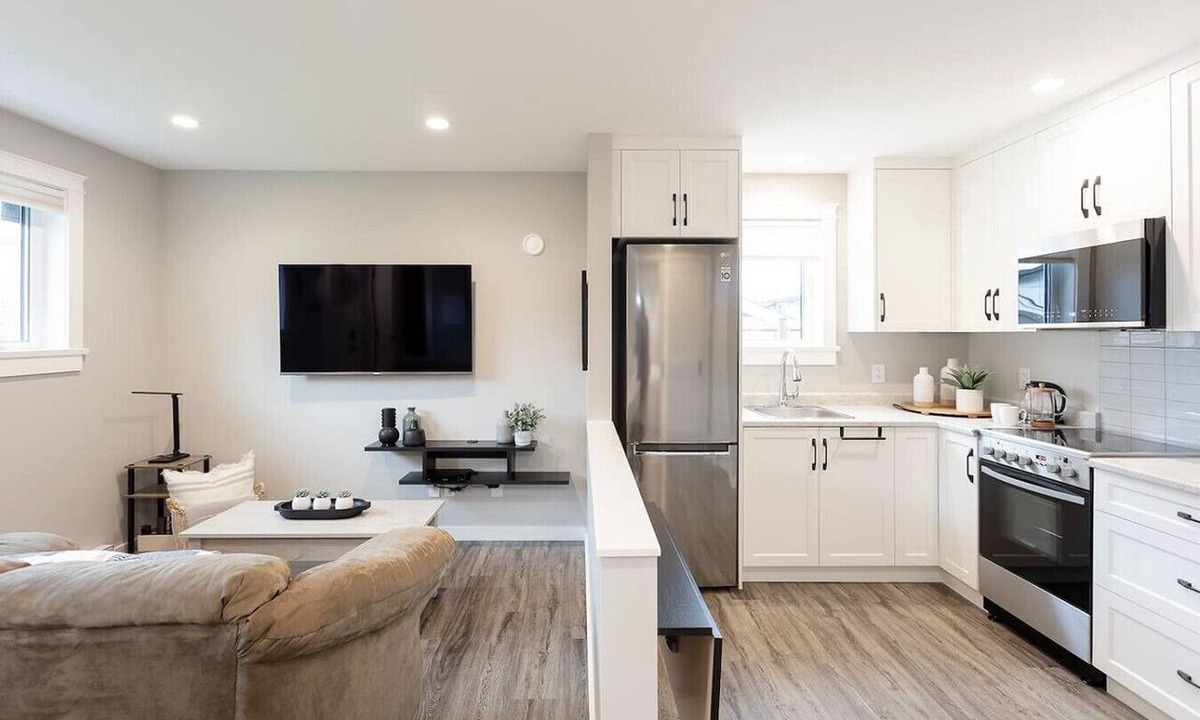 Saanich Apartment | Charming Carriage Home