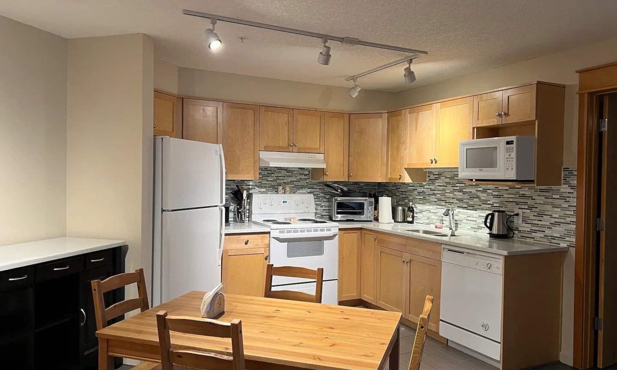 Cougar Creek Condo | Charming, Cozy 2BR for 8 - Balcony BBQ Gym Hot Tub - Quiet and convenient