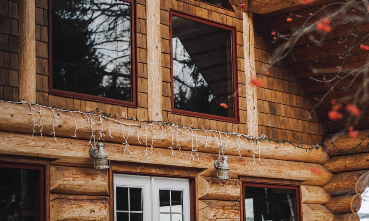 Revelstoke Ski Chalet | Charming Log Chalet Getaway with Wood Fireplace and Hot Tub – 1 km from Resort