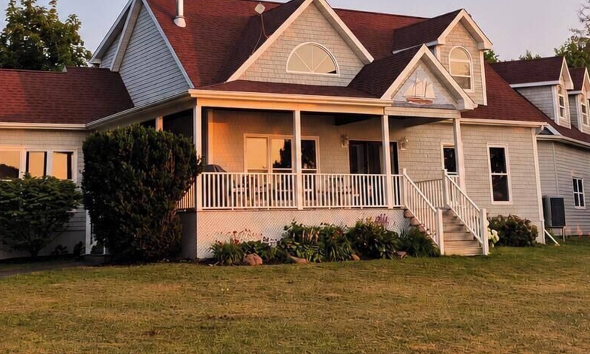 Kings County House | Charming Oceanfront 4 br with Private Beach Access. Pet-Friendly!