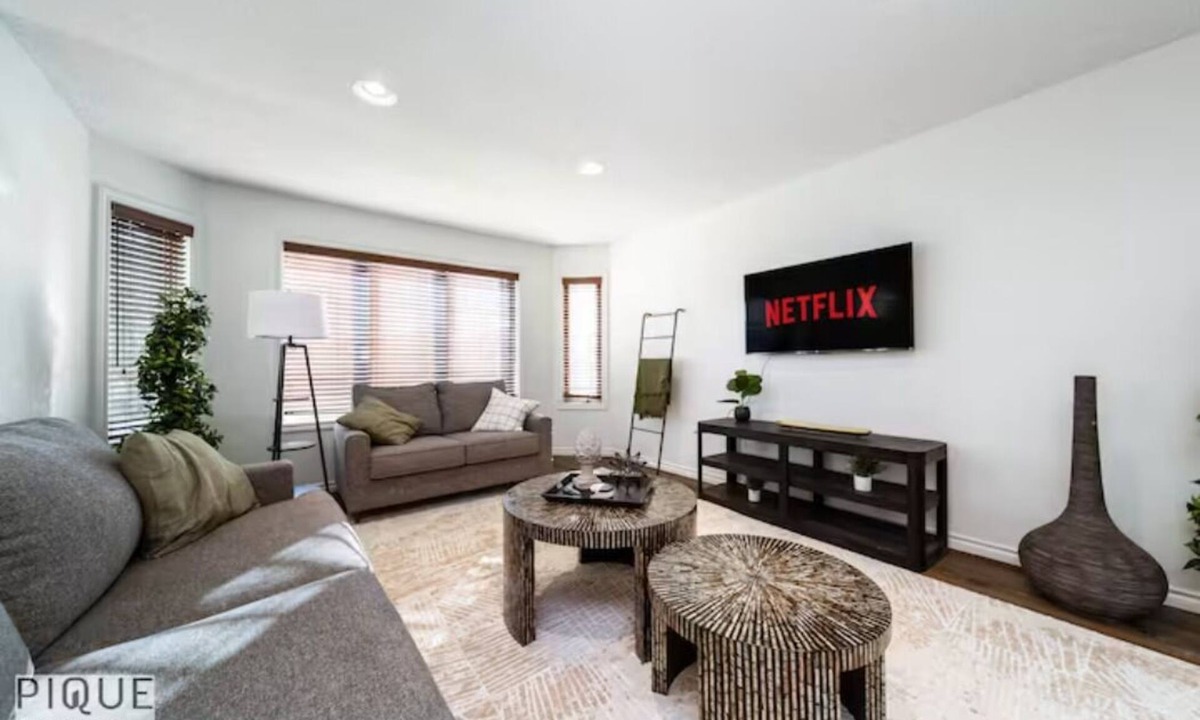 Jasper Place House | Chic 3BR Modern Home - Wi-Fi - Netflix - Sleeps 8!