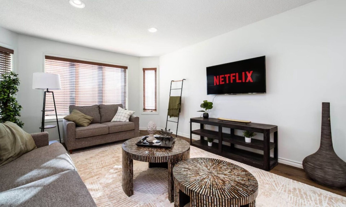 Jasper Place House | Chic 3BR Modern Home - Wi-Fi - Netflix - Sleeps 8!