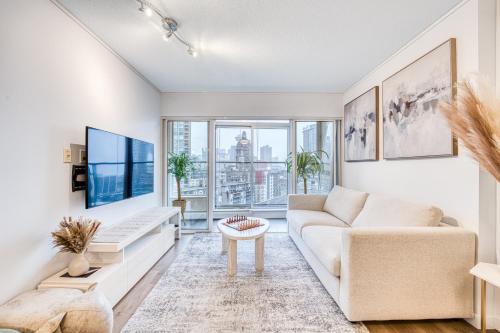 Crosstown Apartment | Chic Bright Condo Next to BC Place & Free Parking