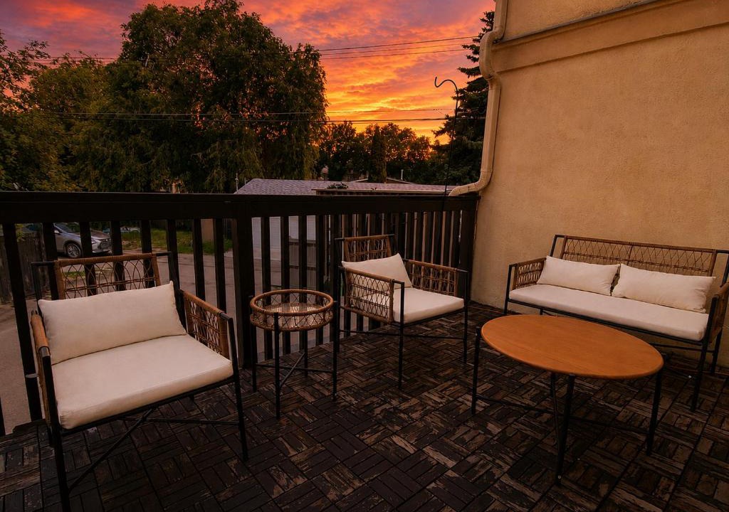 West Edmonton Apartment | Chic Central 4BDRM Home-King Bed-AirHockey-Mins DT