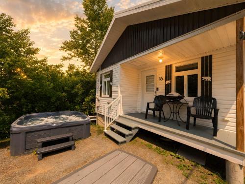 Saint-Tite-des-Caps Ski Chalet | Chic Shack with spa - near Massif Charlevoix & MSA