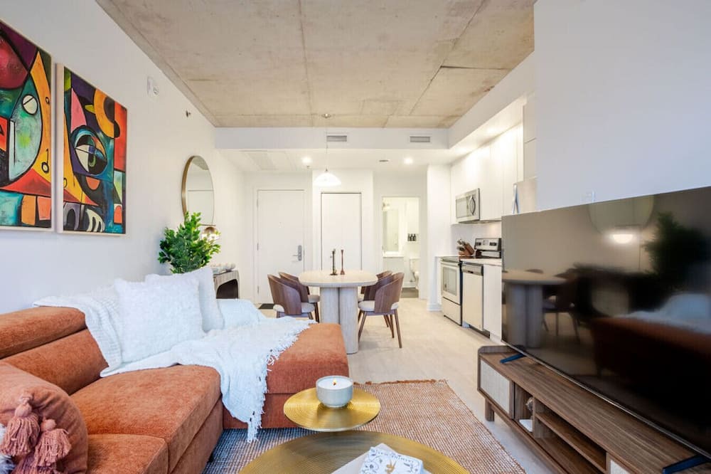 Quartier des Spectacles Apartment | City View Comfort Stay | Parking, Gym & Pool