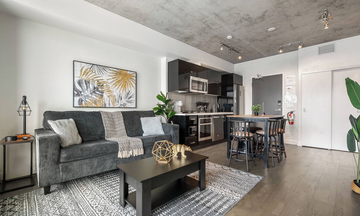 Connaught Apartment | City Views from High Floor - Gym, Pool, AC, Prkng