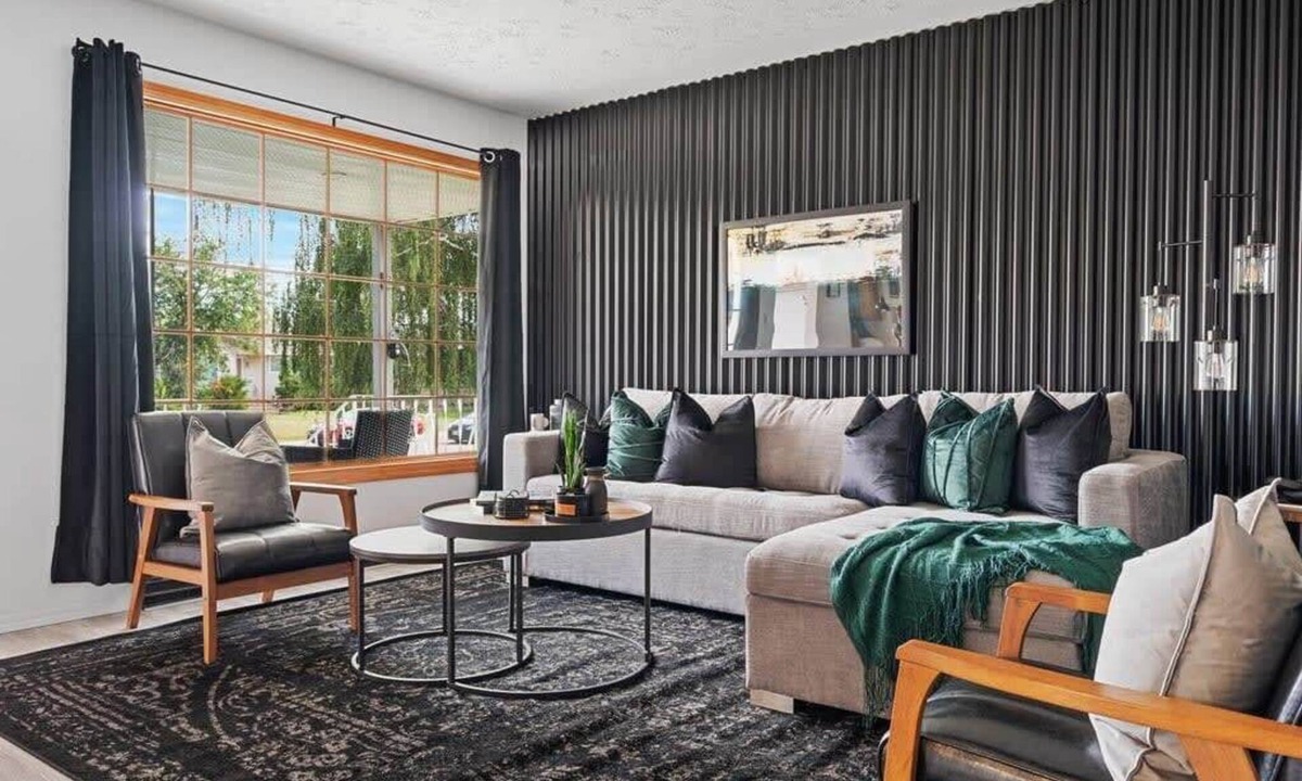 Drumheller House | Colour & Coal | Sleeps 14 | Historic Decor & River