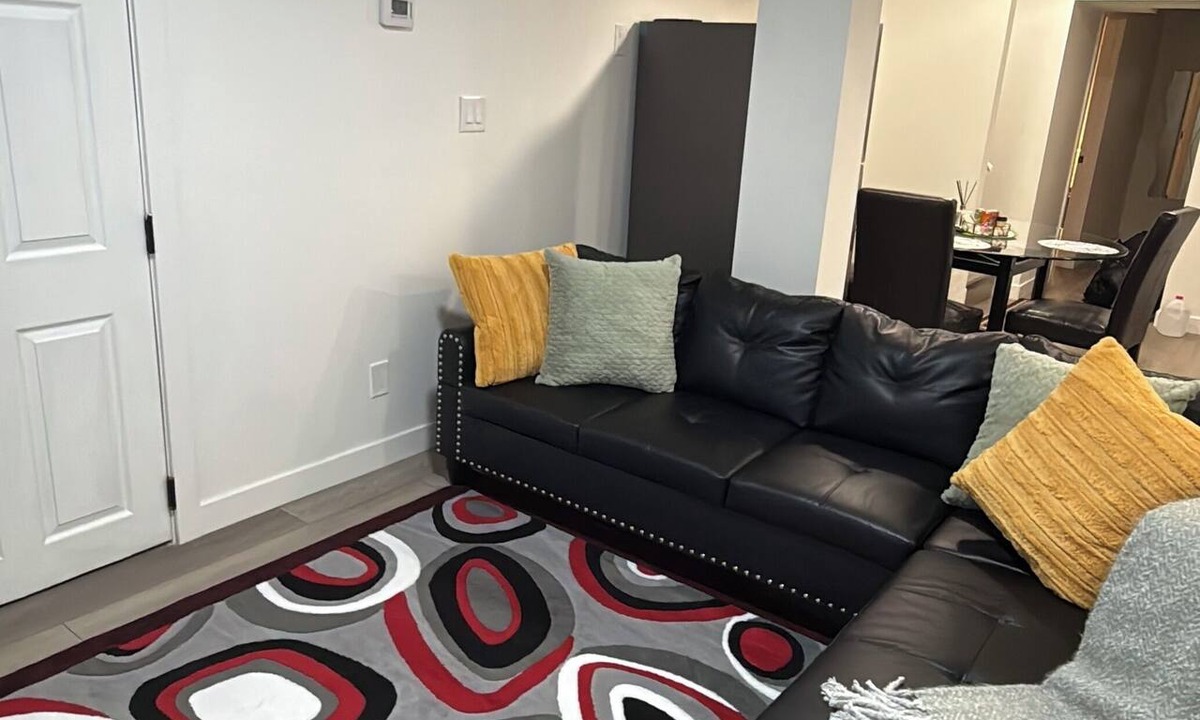Southwest Edmonton Apartment | Comfort Arena! 10 min from Edmonton international Airport