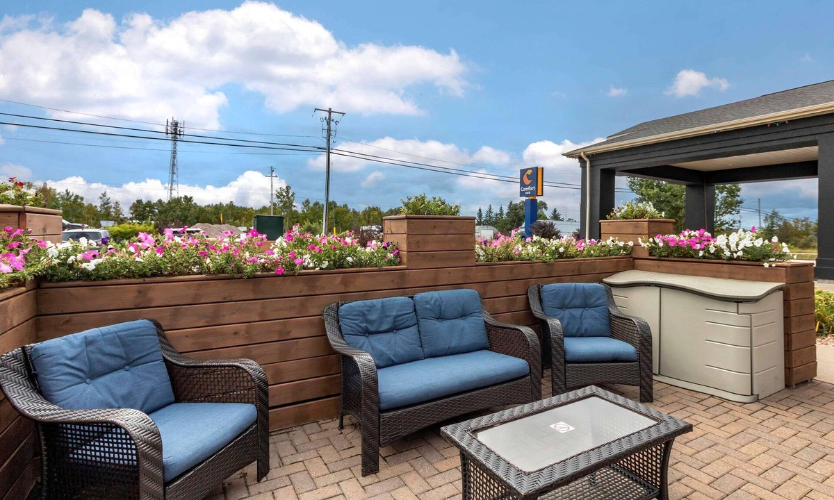 Sturgeon Falls Hotel | Comfort Inn Sturgeon Falls