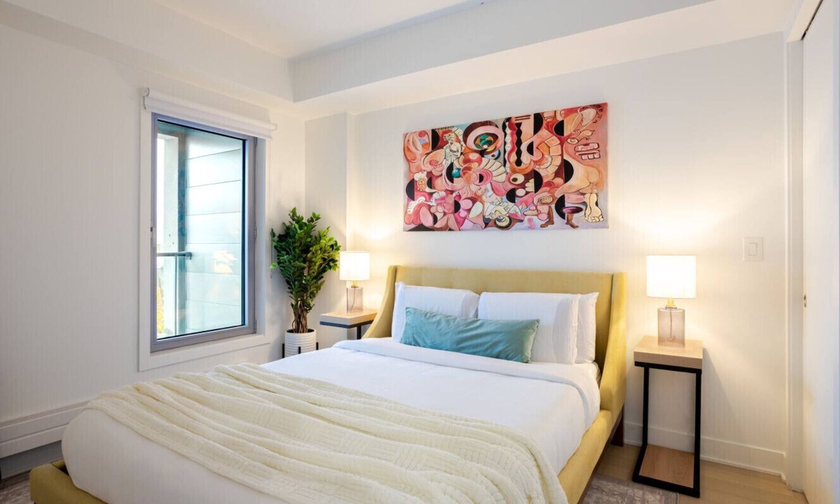 Downtown Montreal Apartment | Comfort & Style in MTL | Free Indoor Parking