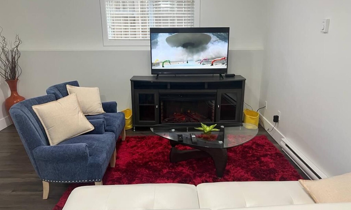 Saskatoon House | Comfy 2-bedroom basement with kitchen/bath for you.