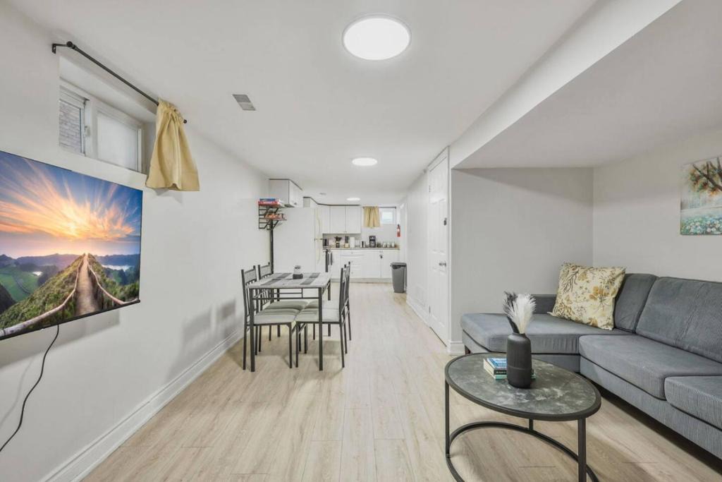 Oshawa Apartment | Comfy 2BR Apt near Beach and Downtown Free Parking