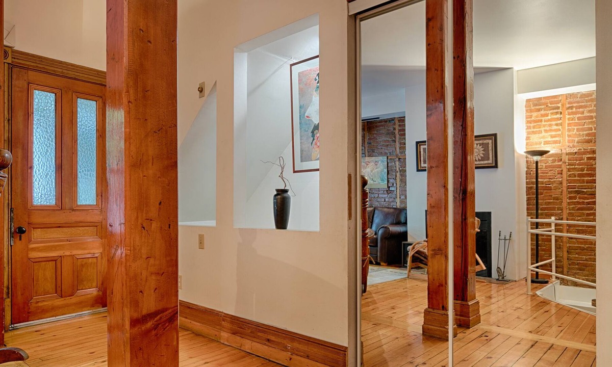 Milton Park Condo | Condo 2 Floors 2 Bedrooms Lots Of Brick And Wood; Sauna; Central Location