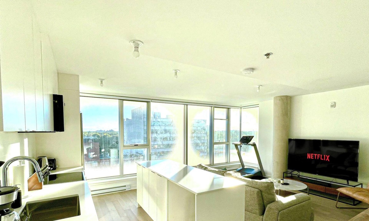 Cote-Des-Neiges—Notre-Dame-De-Grace Apartment | Condo New 5th floor ☼ View & AC ☼ Terrace ☼ Office