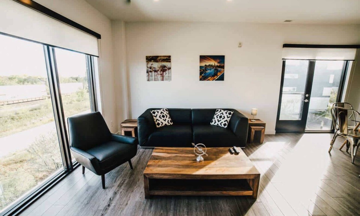 Winnipeg Apartment | Corporate Stays | LXTX 2 Bedrooms
