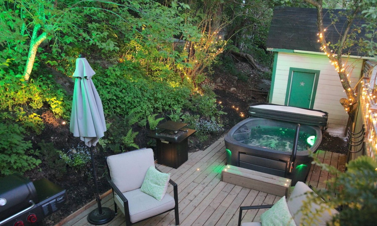 Brebeuf Apartment | Cosy apartment near beach with private hot tub, BBQ and patio