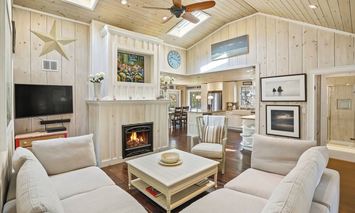 Historic Old Town Cottage | Cottage 6 PPL | Pet Friendly | Walk to Town & Lake