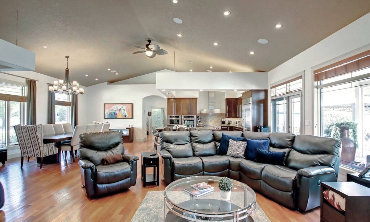Drumheller House | Coulee Estate | Hot Tub Pool Table Sleeps 10